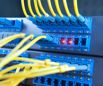 现代服务器机房 网络互联与云服务的核心技术